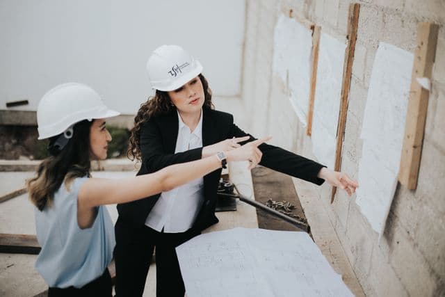 Equipo de arquitectas en un proyecto de construcción