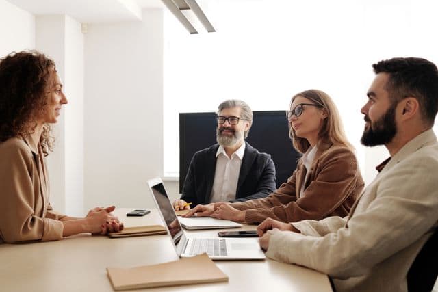 Reunión de gerencia en empresa constructora