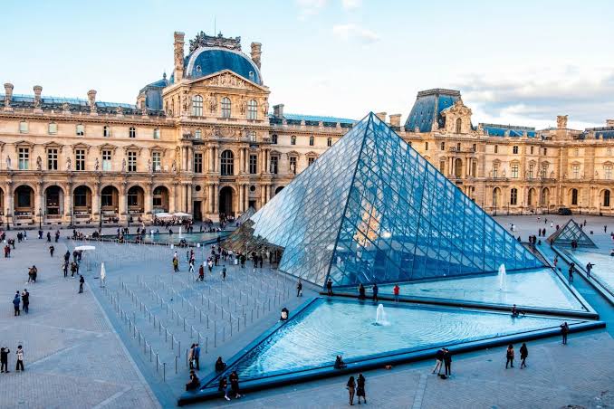 Pirâmide do Louvre, Paris