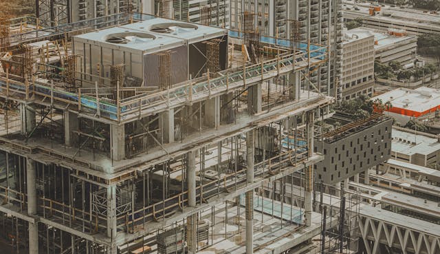 Edificio en construcción con software e inteligencia artificial para presupuestos de obra